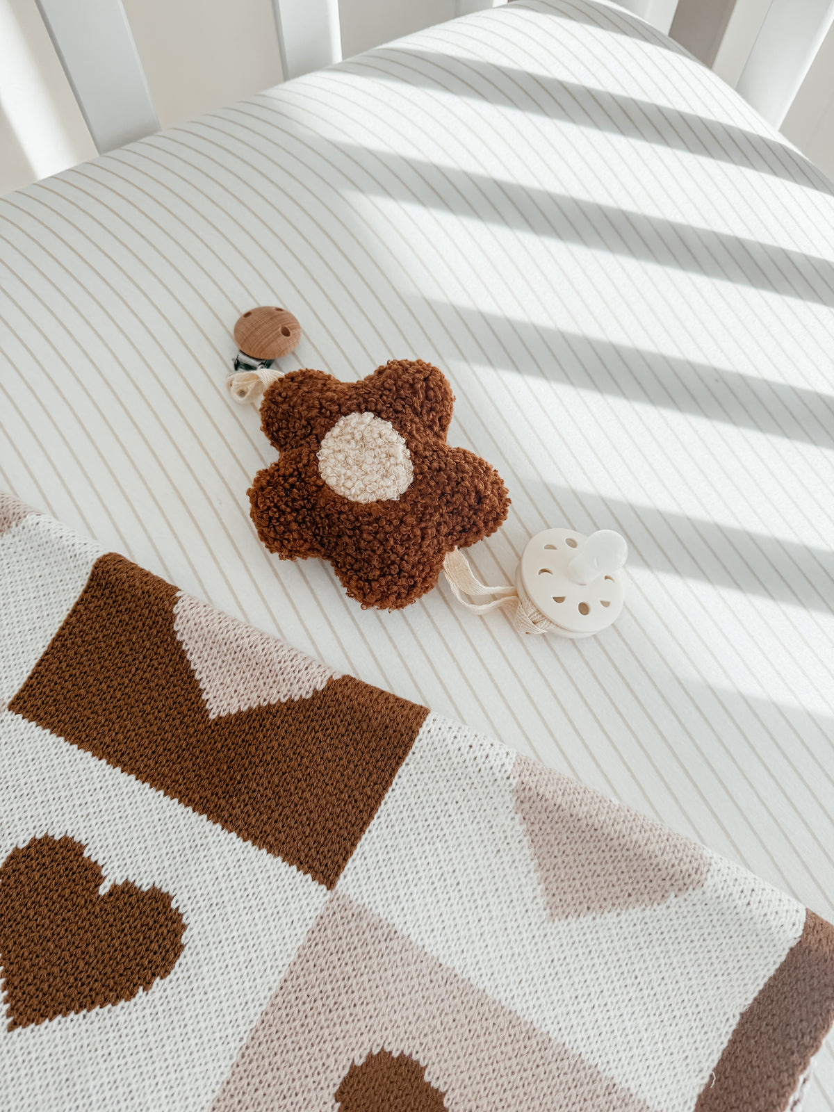 Bouclé Daisy Pacifier Clip