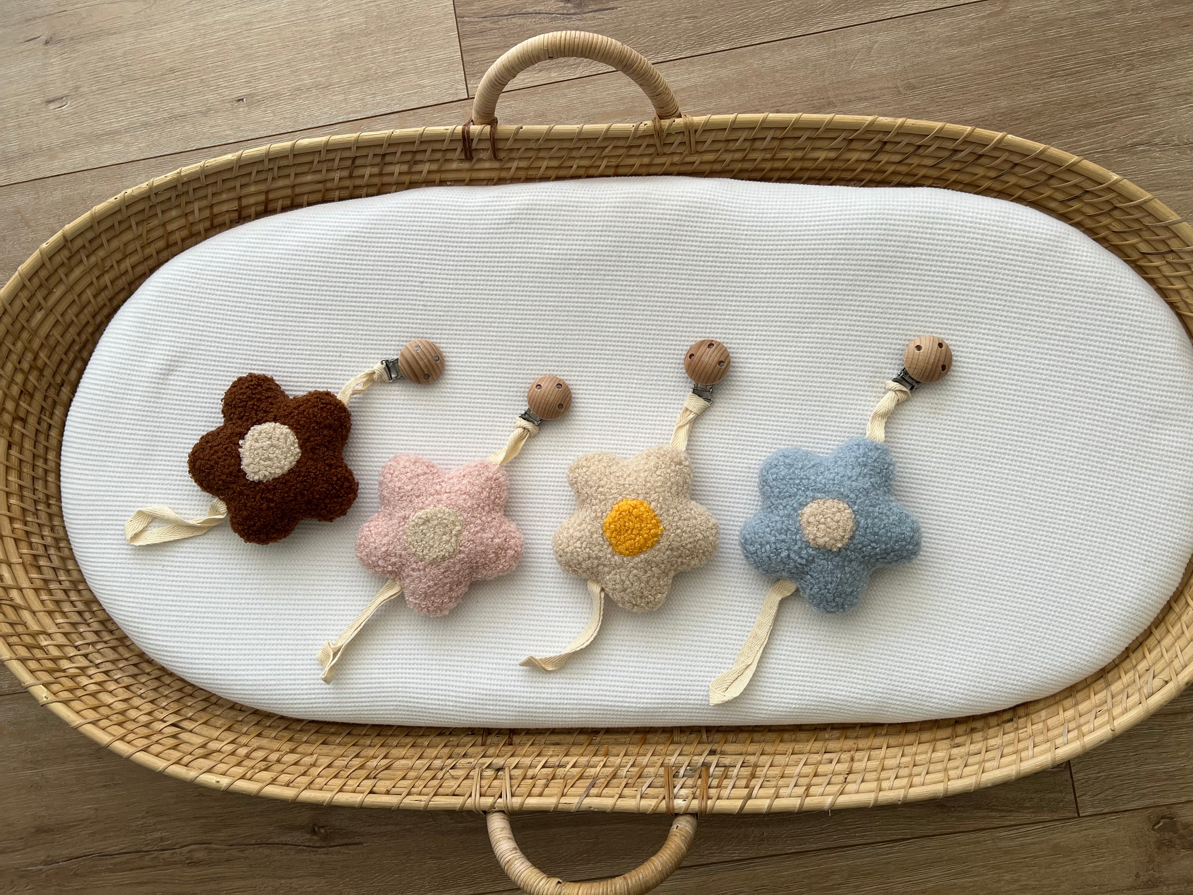 Bouclé Daisy Pacifier Clip